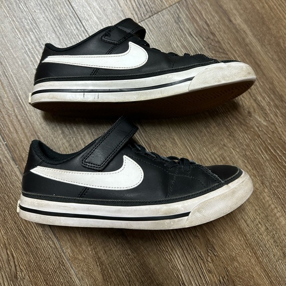 Nike Kids 2 Black Tennis Shoes - Picture 2 of 13
